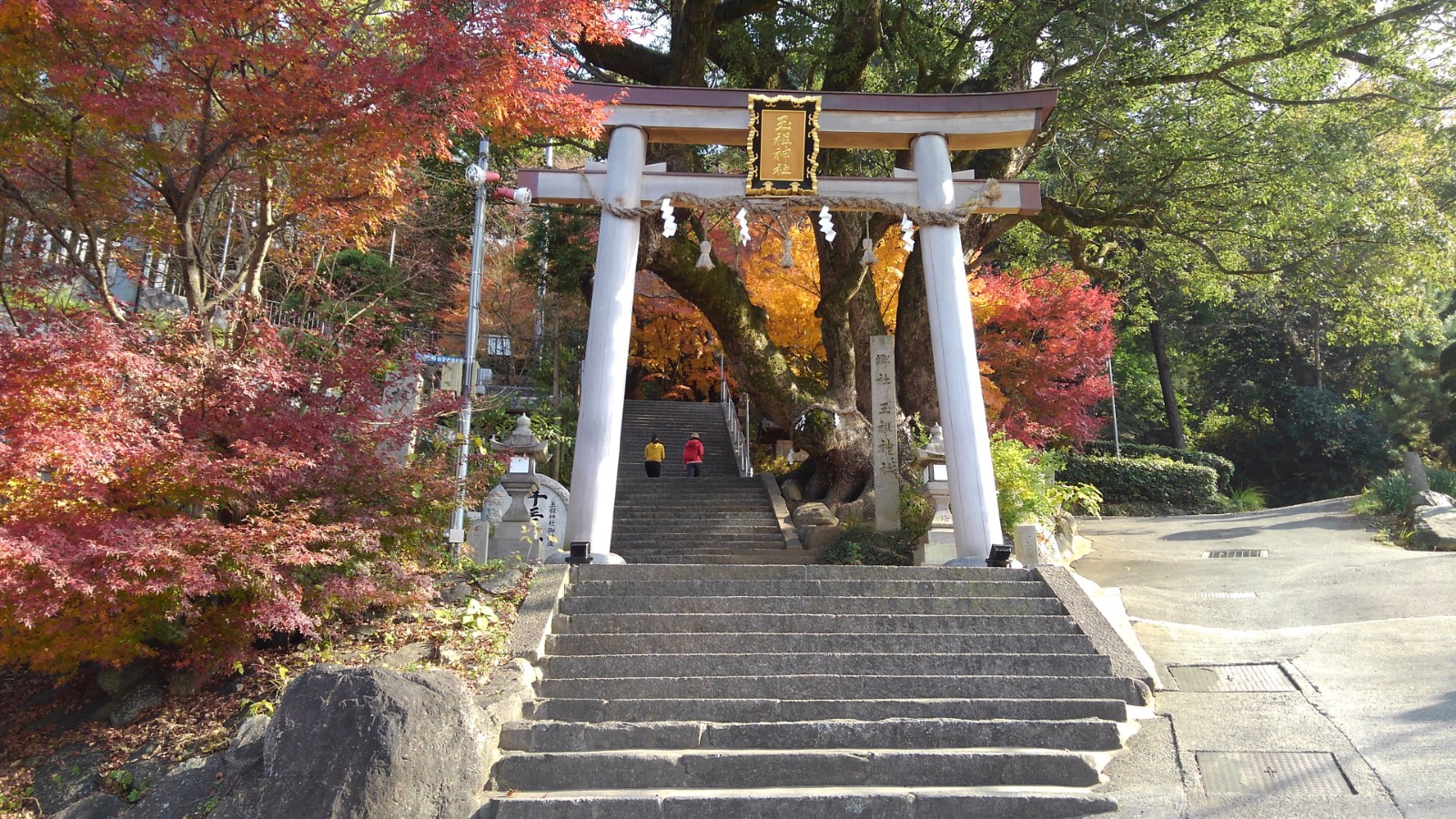 •	①玉祖神社（高安大明神）